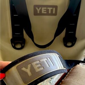 Xl YETI camping fishing cooler